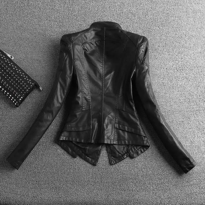CHAQUETA CORTA AJUSTADA DE CUERO.
