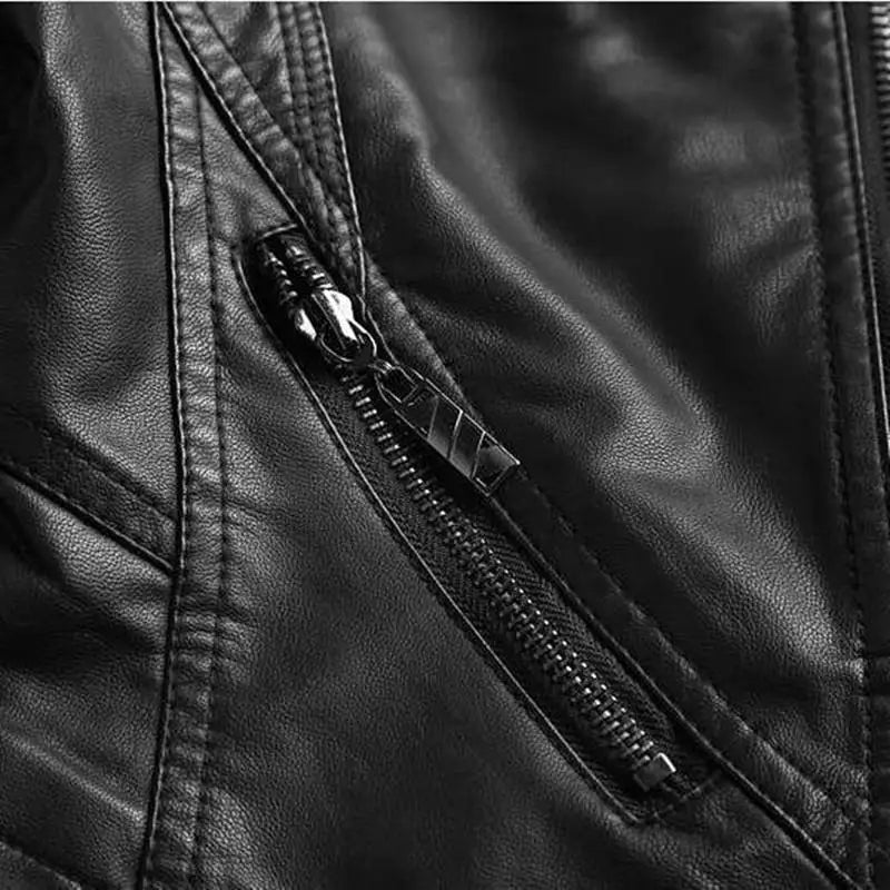 CHAQUETA CORTA AJUSTADA DE CUERO.