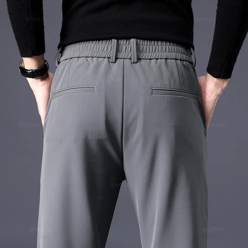 PANTALON AJUSTADO DE CINTURA ELÁSTICA PARA HOMBRE.