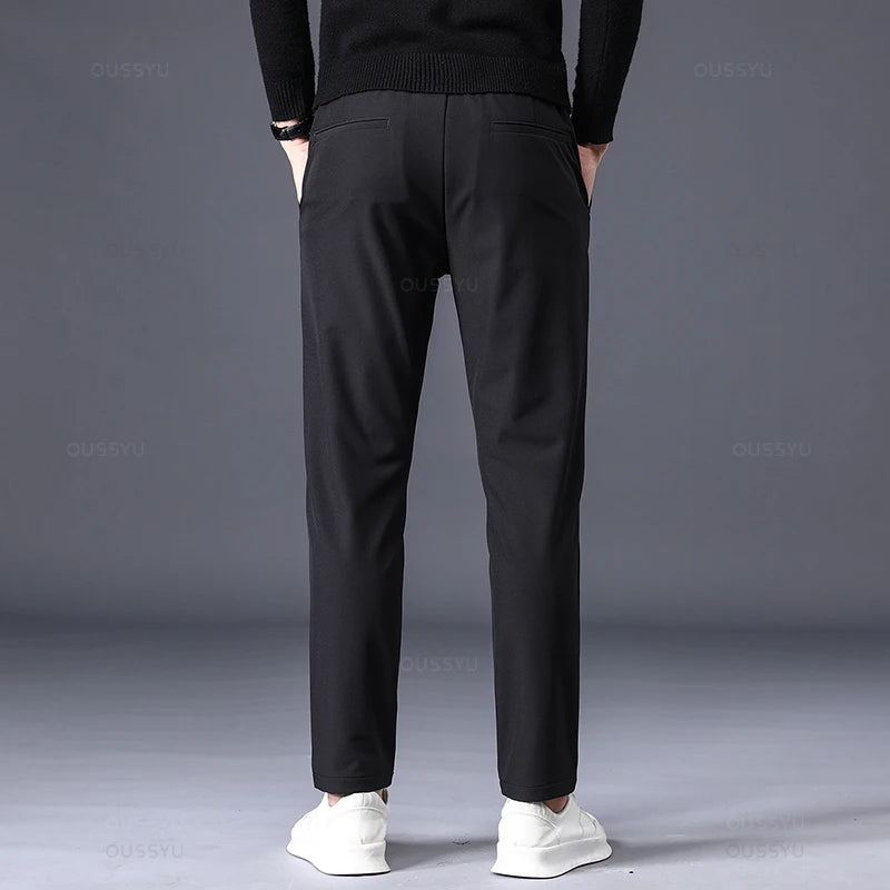 PANTALON AJUSTADO DE CINTURA ELÁSTICA PARA HOMBRE.